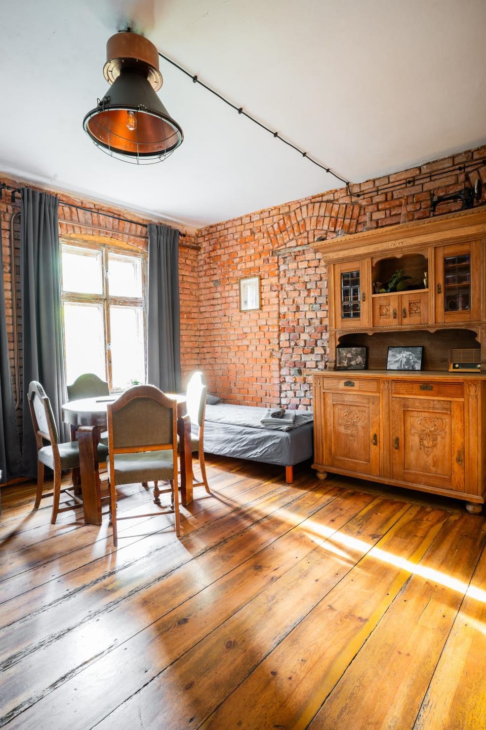Bed, Living room, Photo of the whole room, Dining area, Bedroom