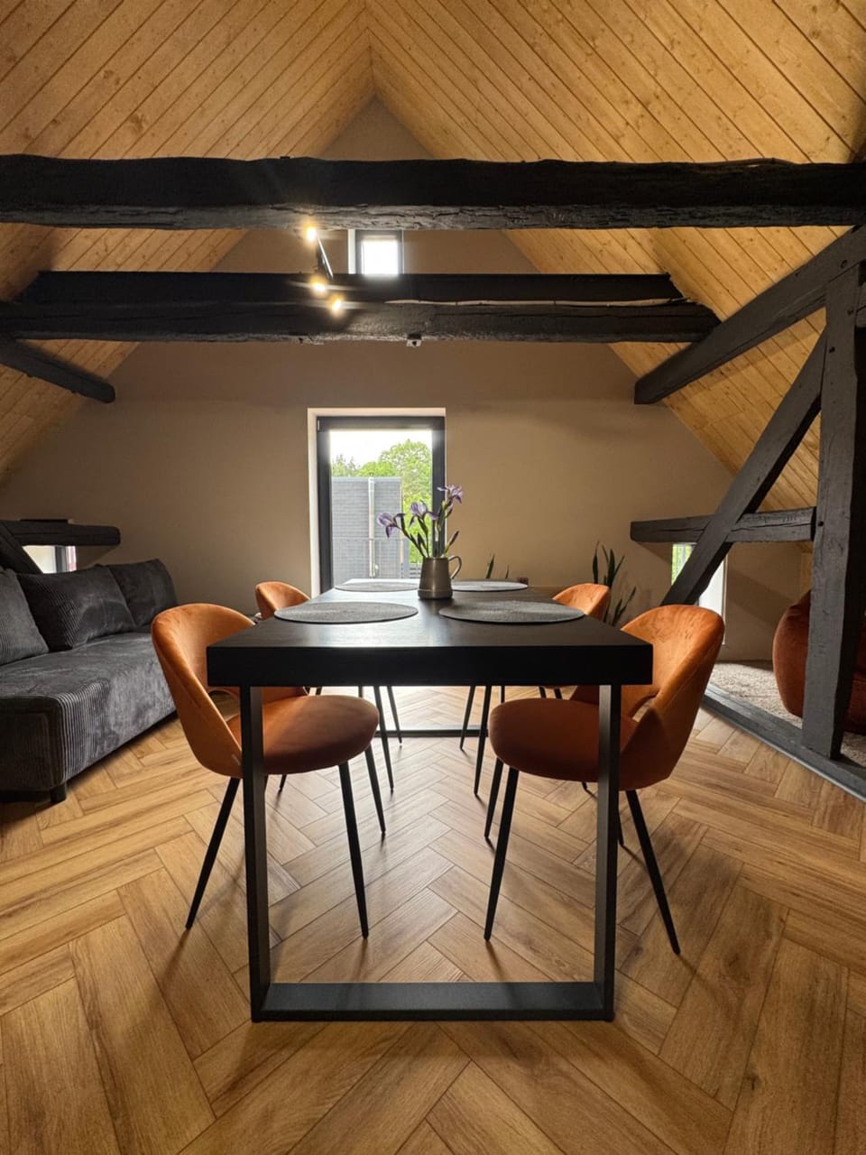 Property building, Bed, Photo of the whole room, Dining area, Bedroom