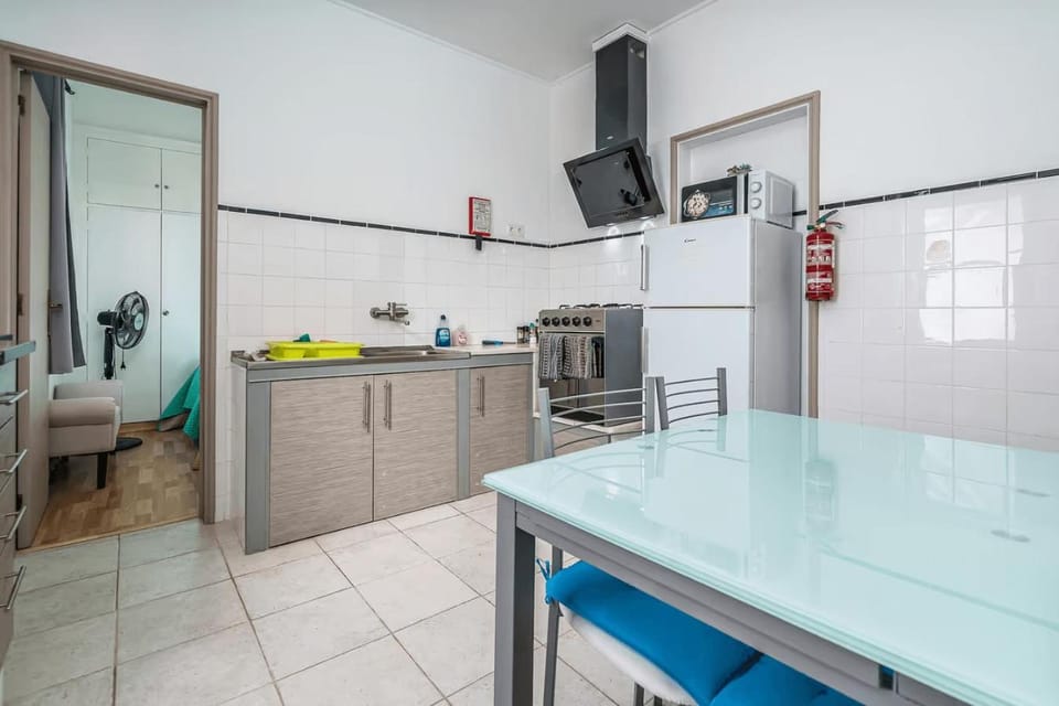 Kitchen or kitchenette, Dining area, stove