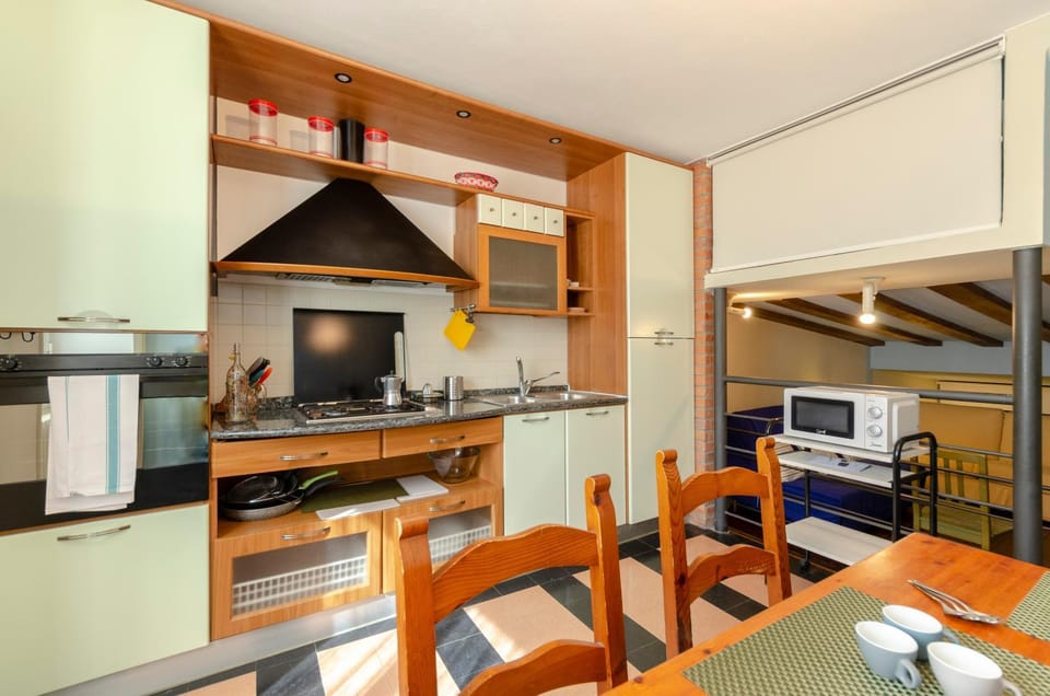 Kitchen or kitchenette, Dining area, Communal kitchen