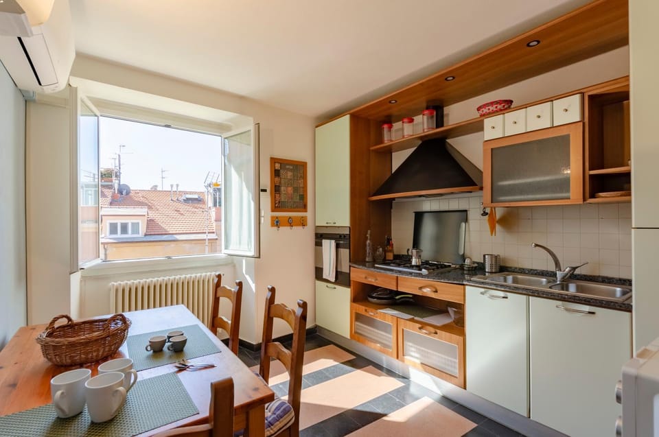 Kitchen or kitchenette, Dining area, Communal kitchen