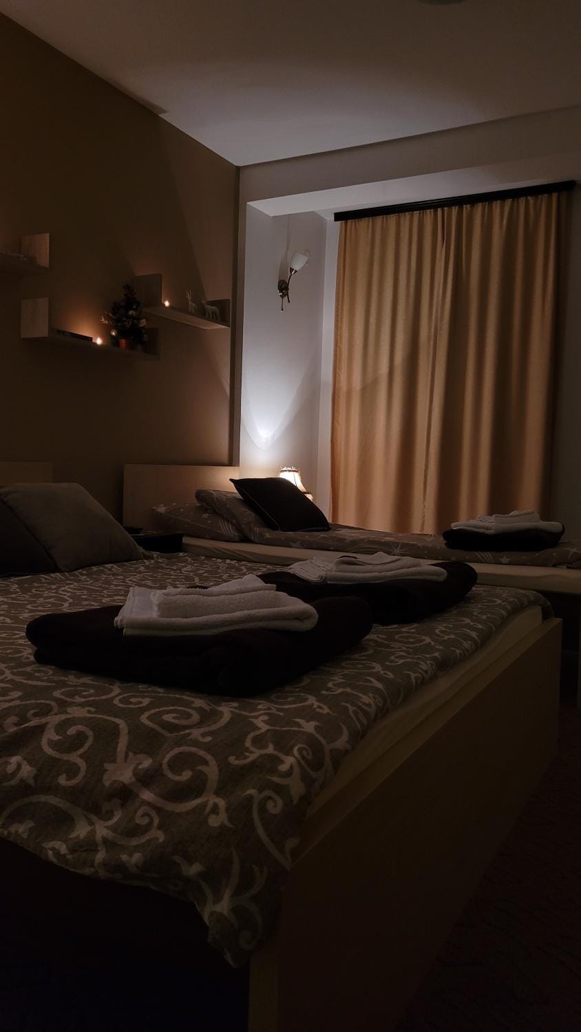 Seating area, Bedroom, towels