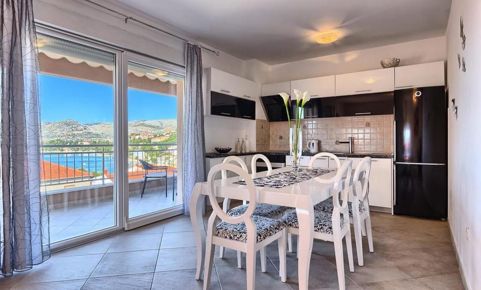 Luxury Apartment Black&White with Pool Apartment in Okrug Gornji
