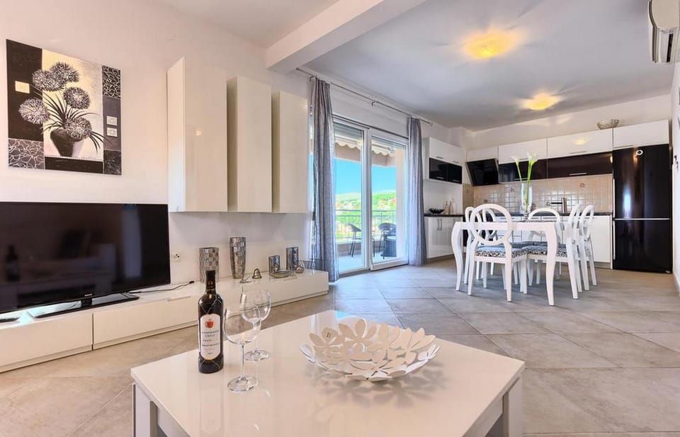 Luxury Apartment Black&White with Pool Apartment in Okrug Gornji