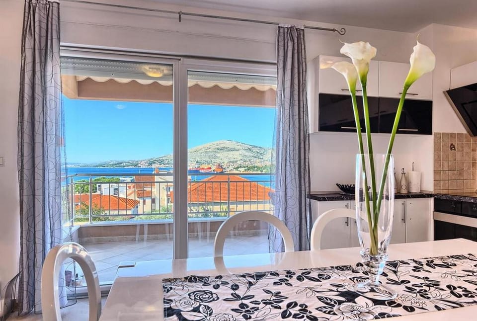 Luxury Apartment Black&White with Pool Apartment in Okrug Gornji