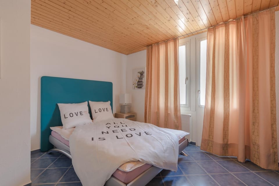 Bed, TV and multimedia, Balcony/Terrace, Bedroom