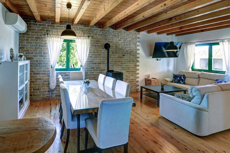 TV and multimedia, Living room, Seating area, Dining area, air conditioner