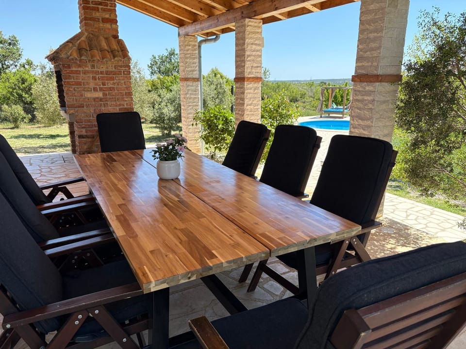 Patio, Day, Balcony/Terrace, Dining area