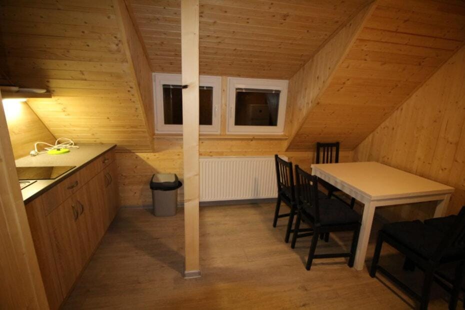 Kitchen or kitchenette, Dining area