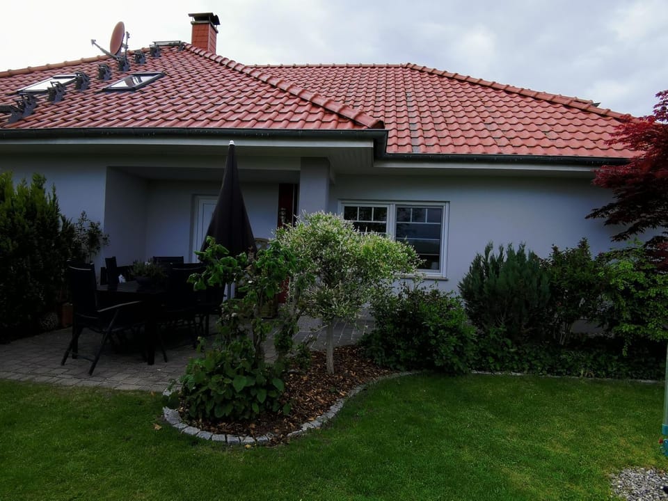 Property building, Patio, Facade/entrance, Garden