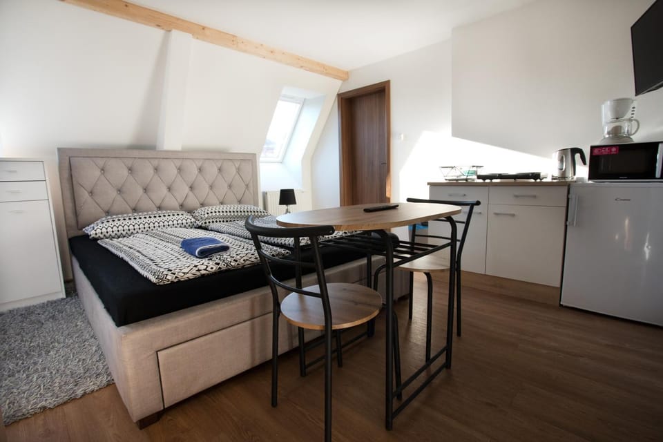 Kitchen or kitchenette, Photo of the whole room, Seating area, stove
