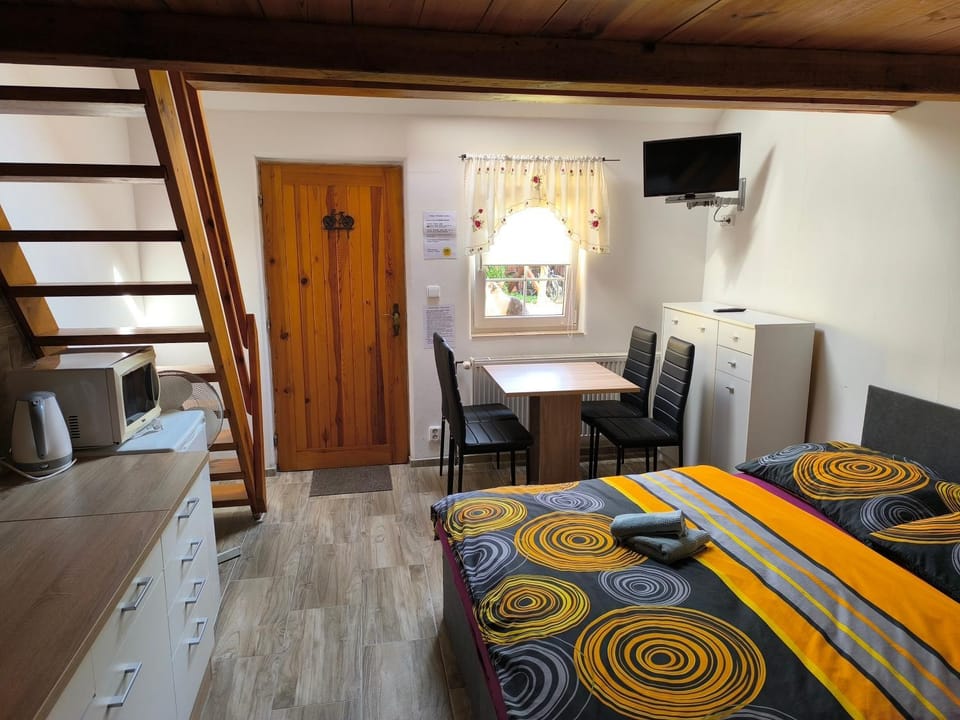 TV and multimedia, Kitchen or kitchenette, Living room, Photo of the whole room, Seating area, Bedroom