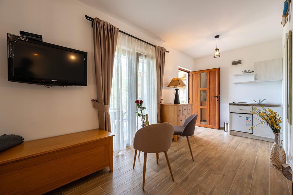 TV and multimedia, Kitchen or kitchenette, Living room, Seating area, Dining area