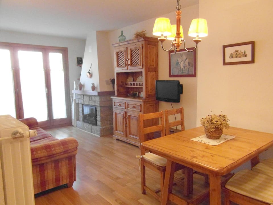 TV and multimedia, Balcony/Terrace, Living room, Photo of the whole room, Seating area, Dining area
