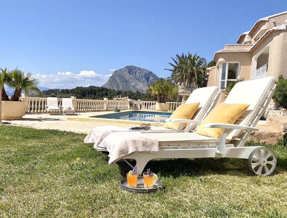 Patio, Day, Summer, BBQ facilities, Garden, On site, Garden view, Mountain view, Pool view