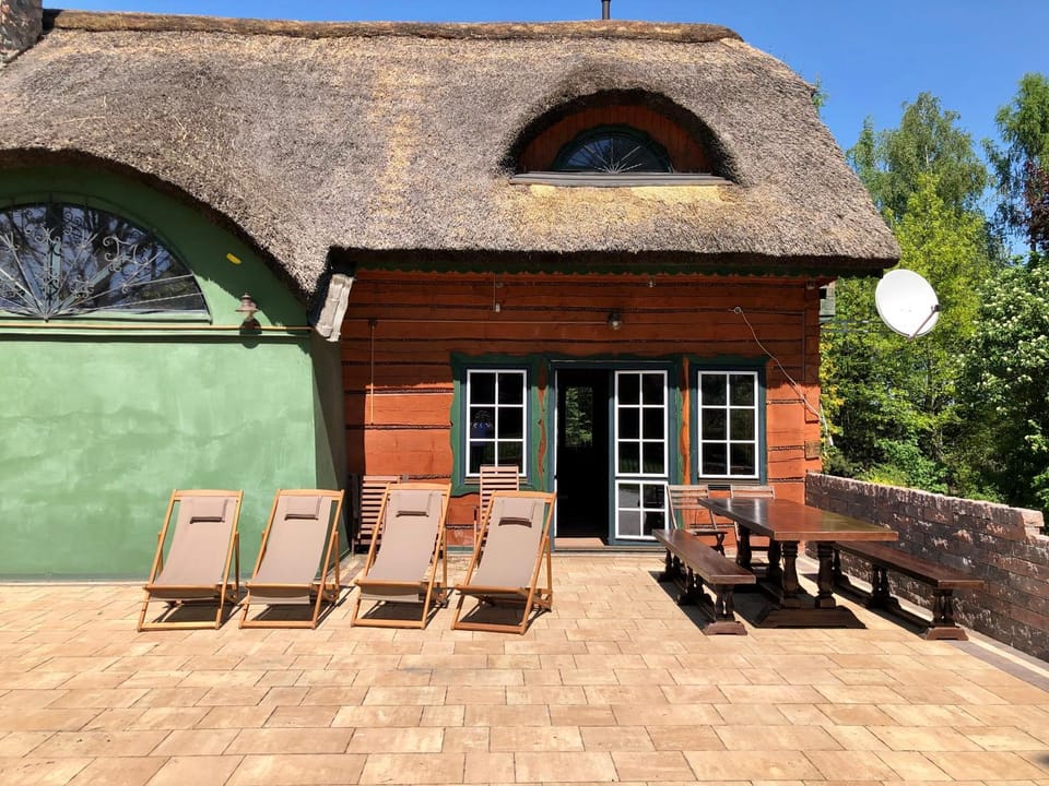 Patio, Staff, Communal lounge/ TV room, Facade/entrance, BBQ facilities, Garden, Balcony/Terrace, Banquet/Function facilities, Communal kitchen, Garden view, Garden view, Family