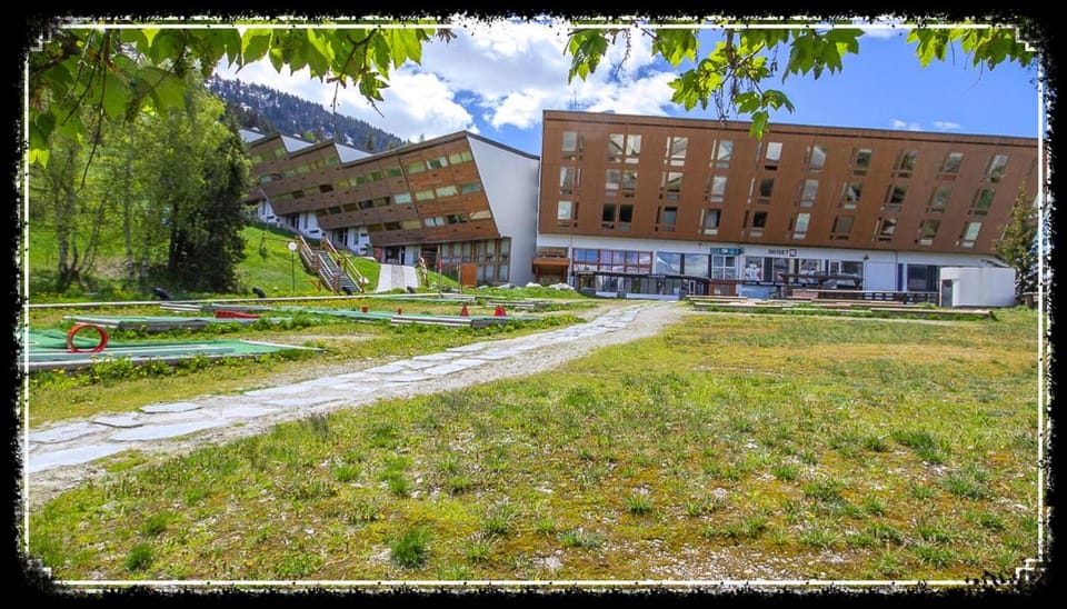 Property building, Minigolf