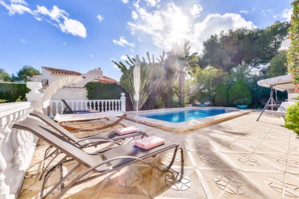 Swimming pool, sunbed