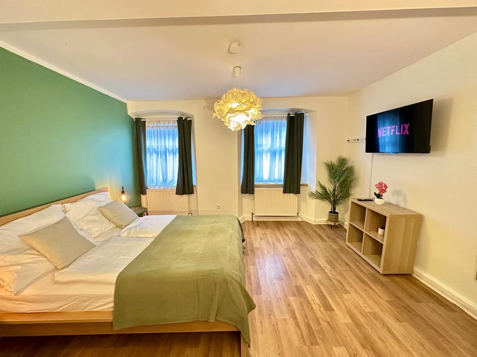 Bed, TV and multimedia, Photo of the whole room, Bedroom