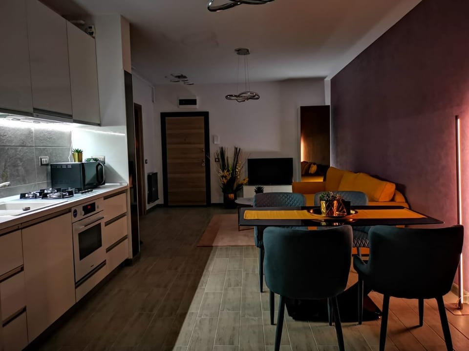Kitchen or kitchenette, Living room, Seating area, Dining area
