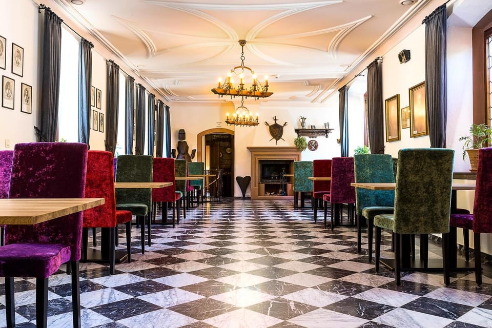 Restaurant/places to eat, Nightclub / DJ, Lounge or bar