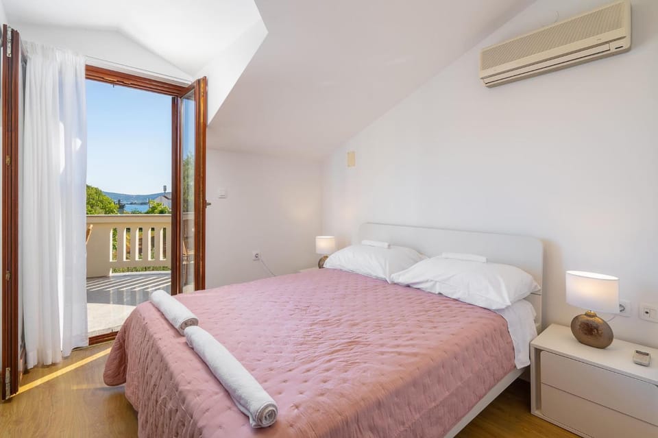 Bed, Photo of the whole room, Bedroom, towels, air conditioner