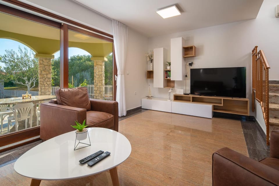 Communal lounge/ TV room, TV and multimedia, Living room, Dining area