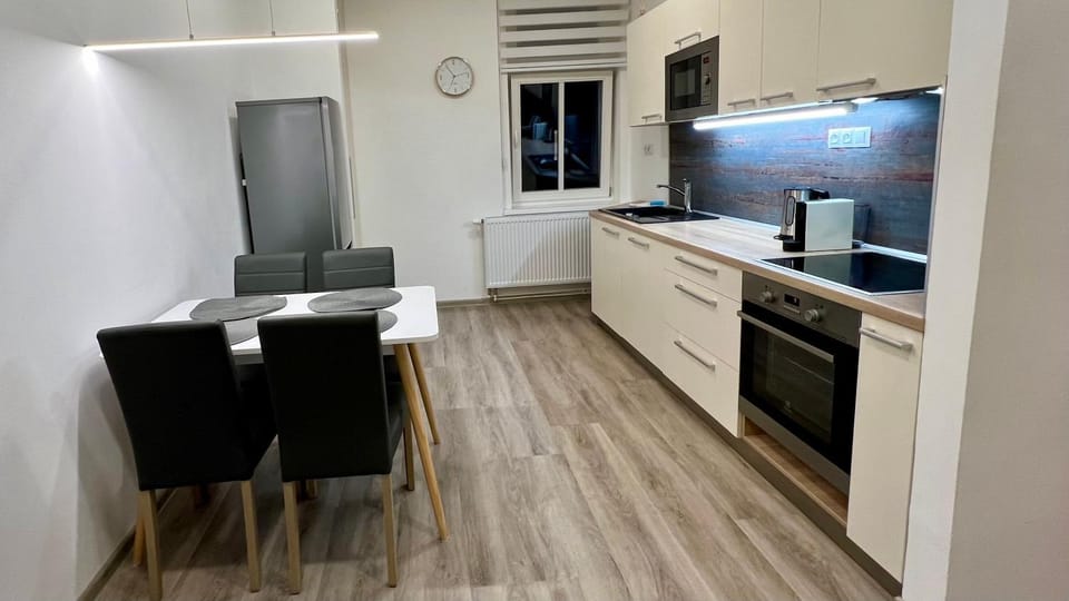 Kitchen or kitchenette, Dining area, minibar, pet friendly, stove