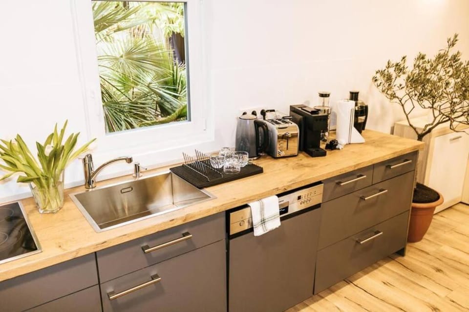 Coffee/tea facilities, Kitchen or kitchenette, minibar, stove, toaster
