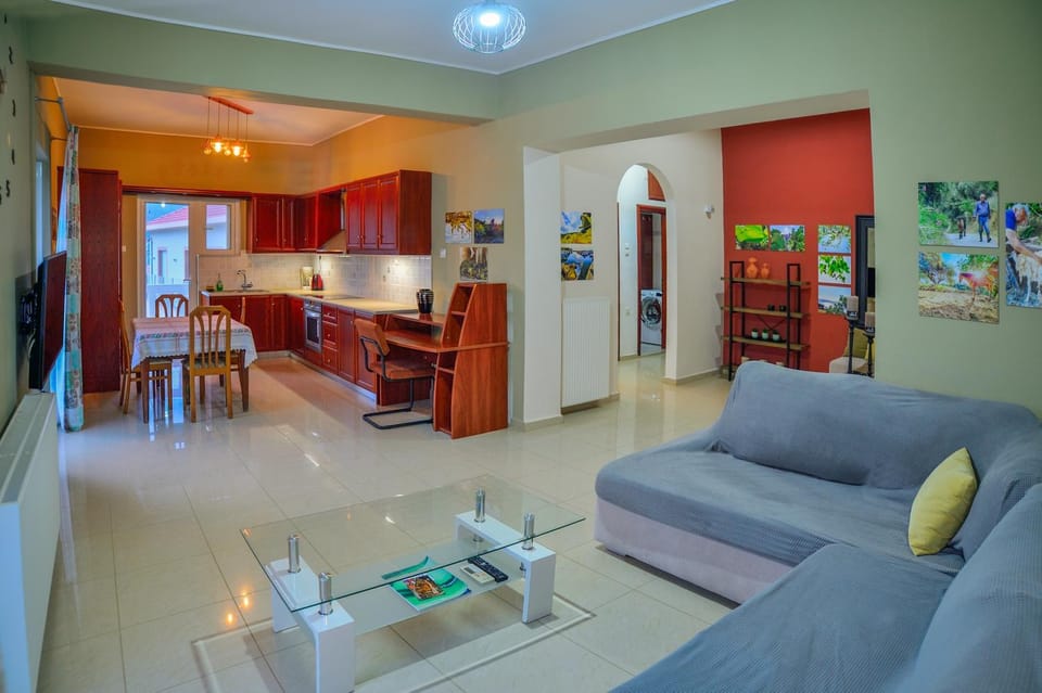 Kitchen or kitchenette, Living room, Seating area, Dining area