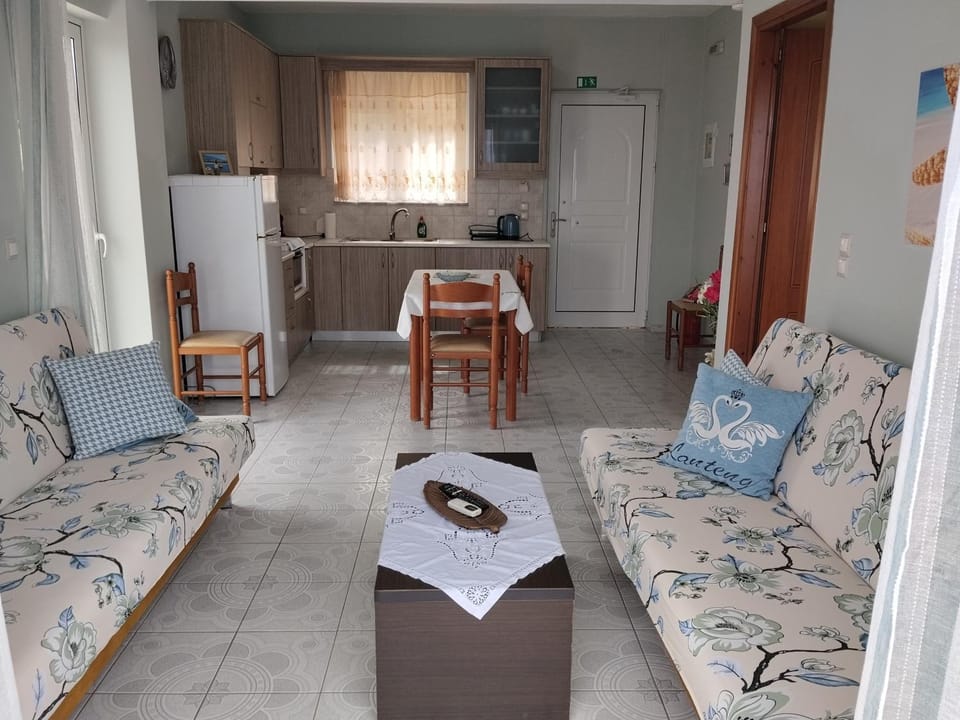 Kitchen or kitchenette, Seating area