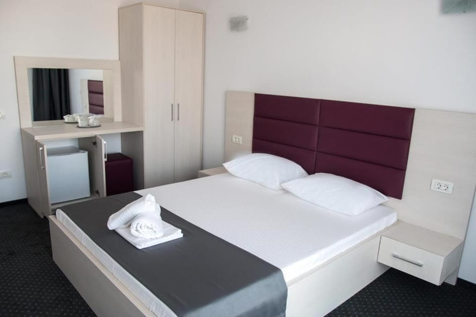 Bed, Bedroom, minibar, towels