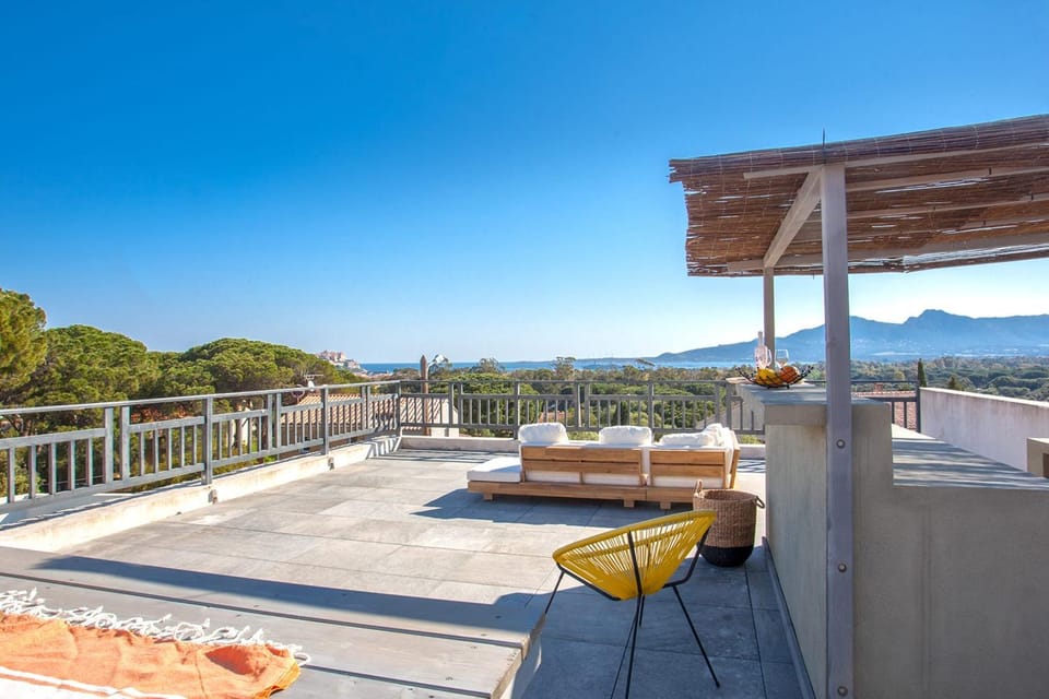 Villa casa Luna piscine chauffée vue mer proche centre et plage de Calvi Villa in Calvi