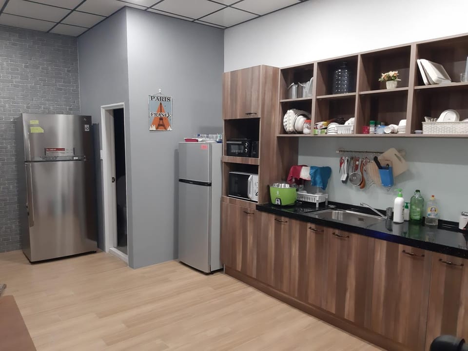 Restaurant/places to eat, Communal kitchen