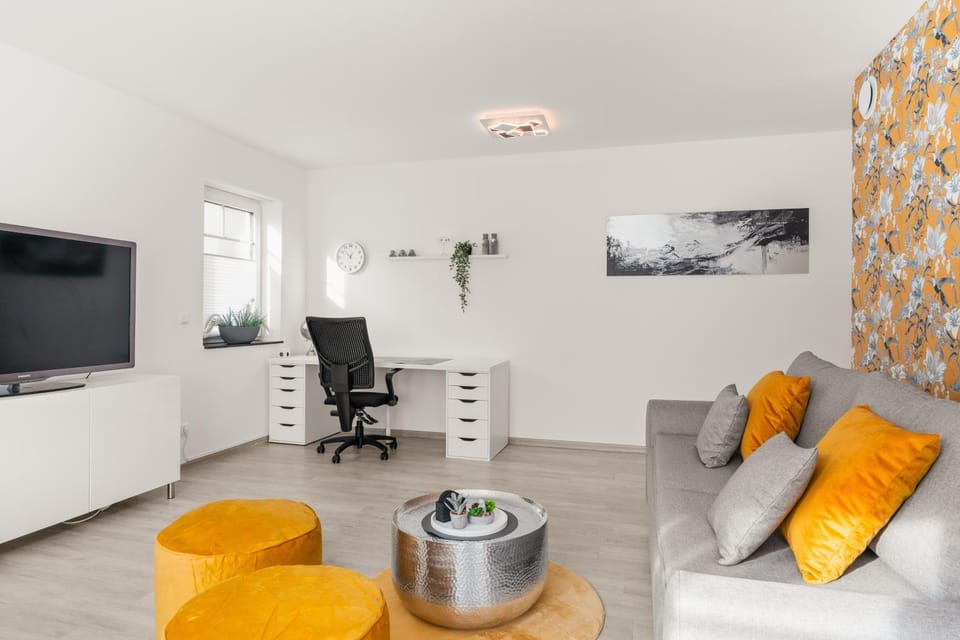 TV and multimedia, Living room, Seating area, Evening entertainment
