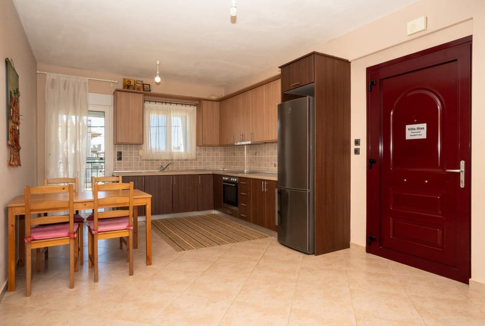 Coffee/tea facilities, Dining area, oven, stove, kitchen