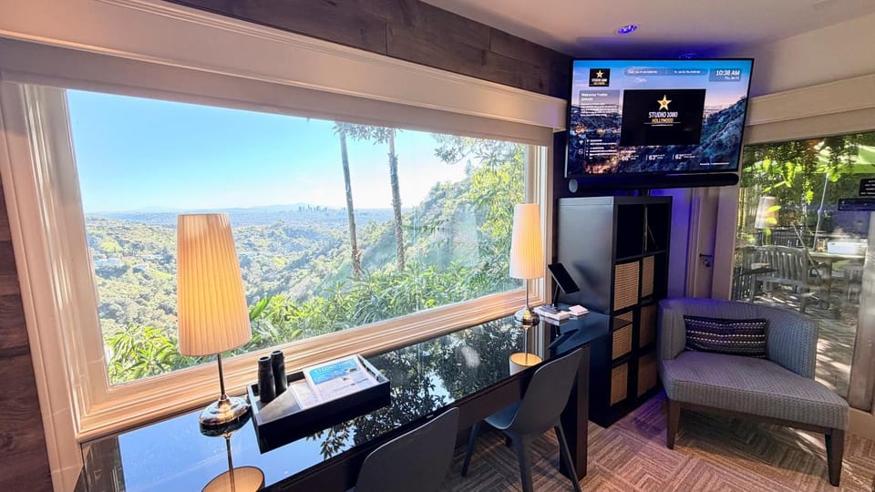 Natural landscape, Bird's eye view, TV and multimedia, View (from property/room), View (from property/room), Living room, Seating area, Evening entertainment, City view, City view, Landmark view, Landmark view, Mountain view