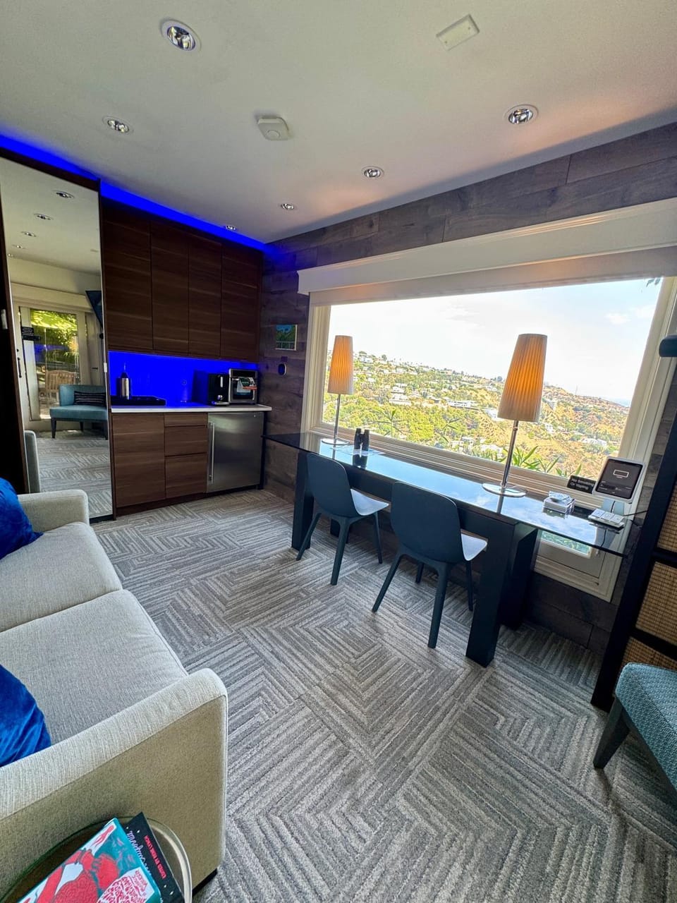 Bird's eye view, View (from property/room), View (from property/room), Kitchen or kitchenette, Living room, Seating area, Dining area, City view, City view, Landmark view, Landmark view, Mountain view, Mountain view, minibar, wardrobe