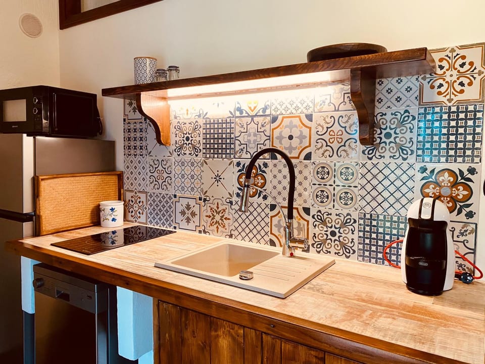Kitchen or kitchenette