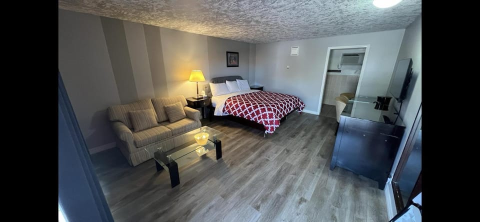 Bed, Seating area, Bedroom