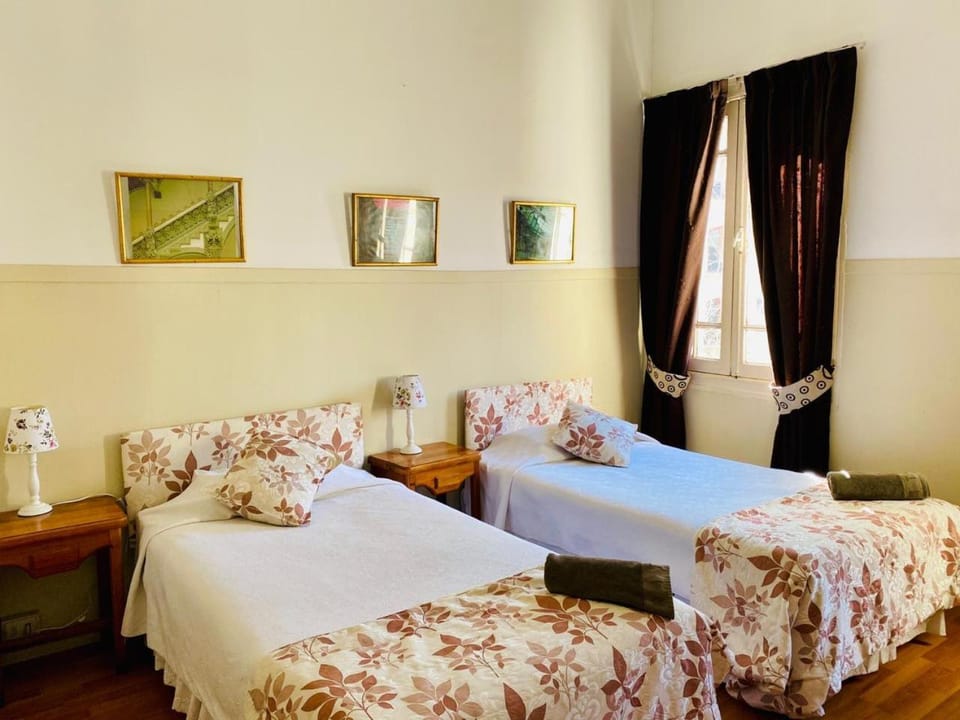 Hostal Plaza Londres 77 Bed and Breakfast in Santiago