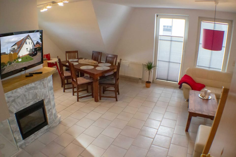 TV and multimedia, Living room, Seating area, Dining area