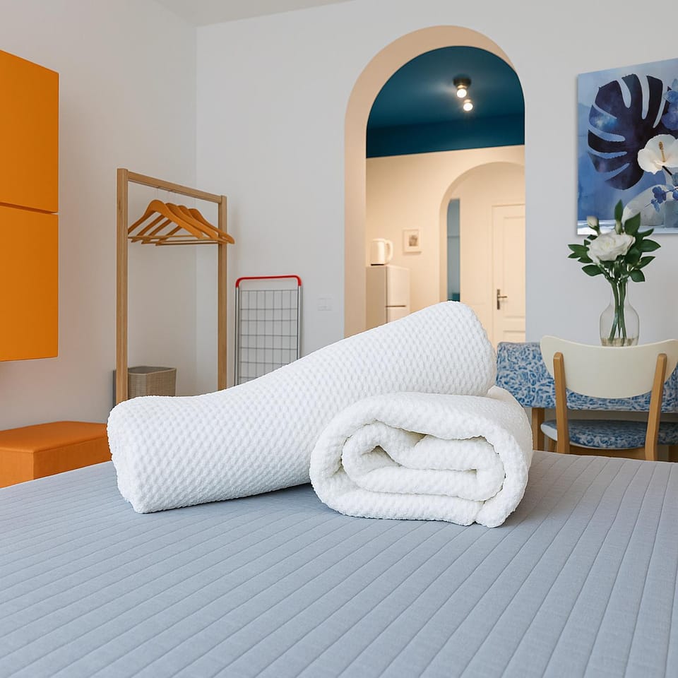 Bed, Bedroom, towels