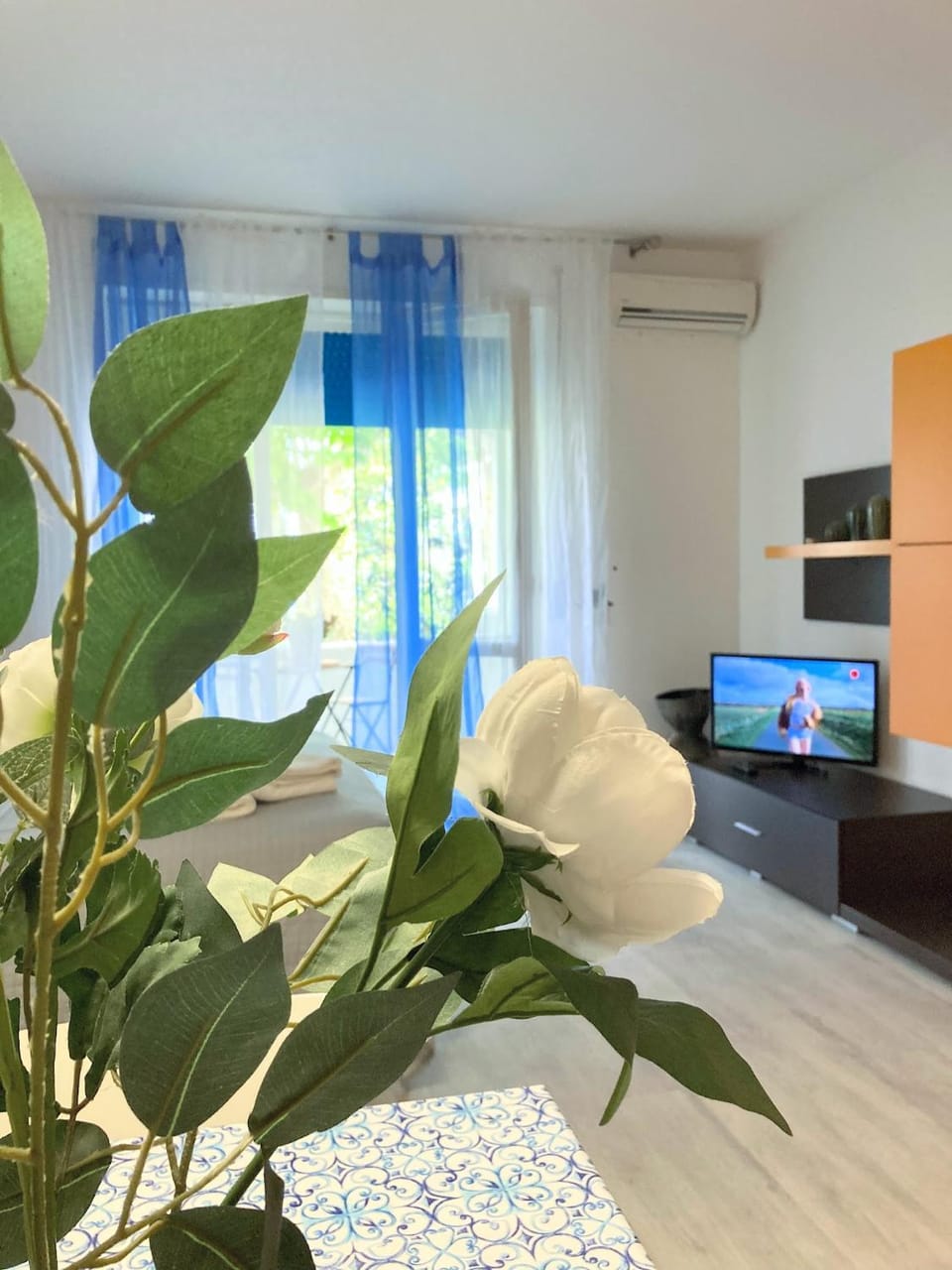 TV and multimedia, Photo of the whole room, Bedroom