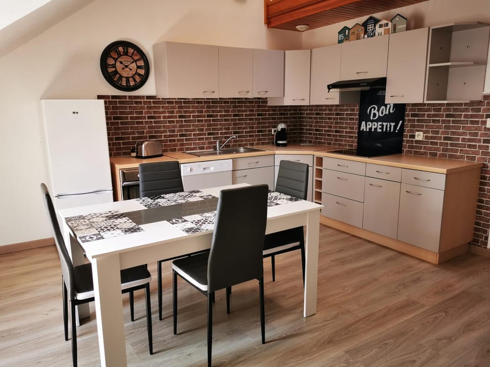 Kitchen or kitchenette, Dining area