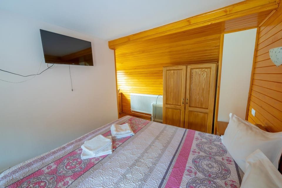 Bed, TV and multimedia, Photo of the whole room, Bedroom, towels