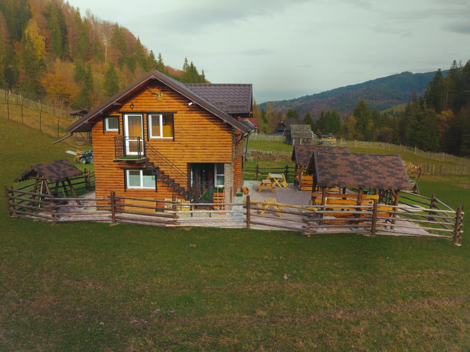 Property building, Day, Natural landscape, Garden, Garden view, Mountain view