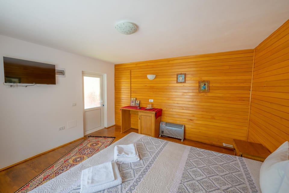 Bed, TV and multimedia, Bedroom, hair dresser, towels