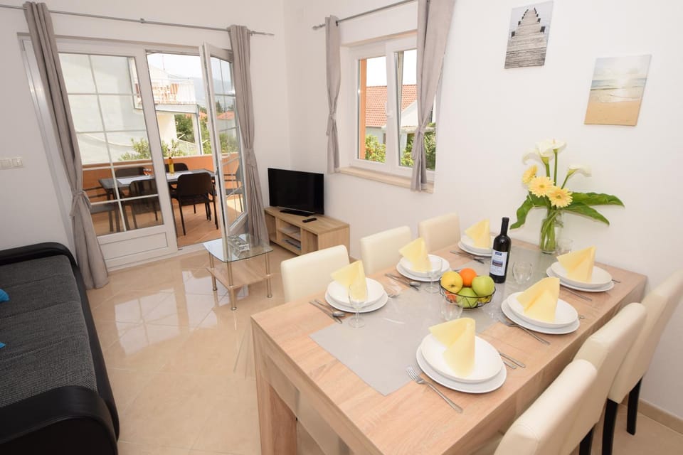 Living room, Seating area, Dining area, Sea view, Street view