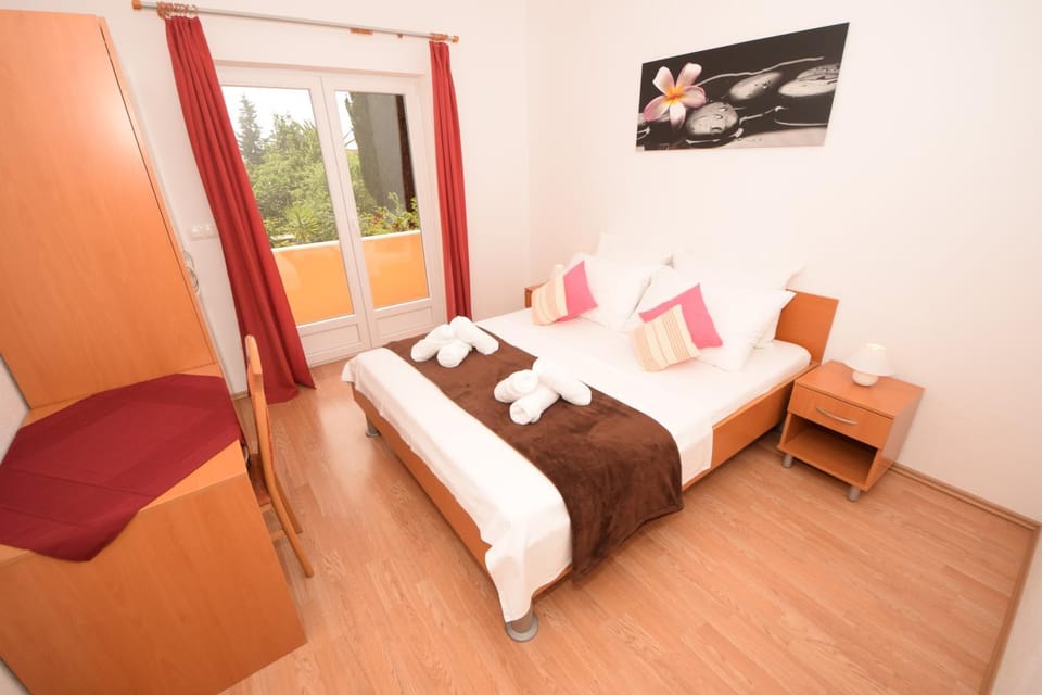 Bed, Photo of the whole room, Bedroom, Garden view, Sea view